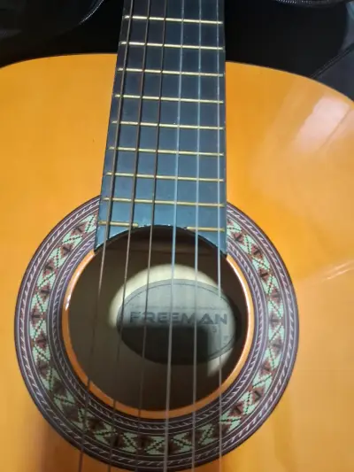 Guitarra clásica Freeman con funda - miniatura 5