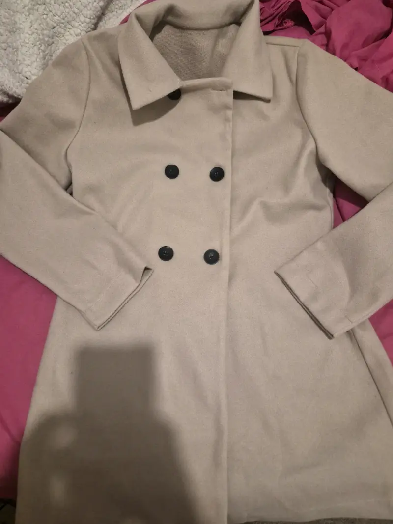 Abrigo beige de mujer elegante
