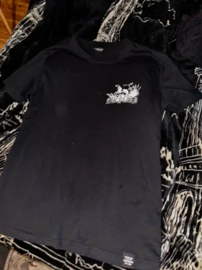 Polera negra con diseño gráfico Auth Club - miniatura 1