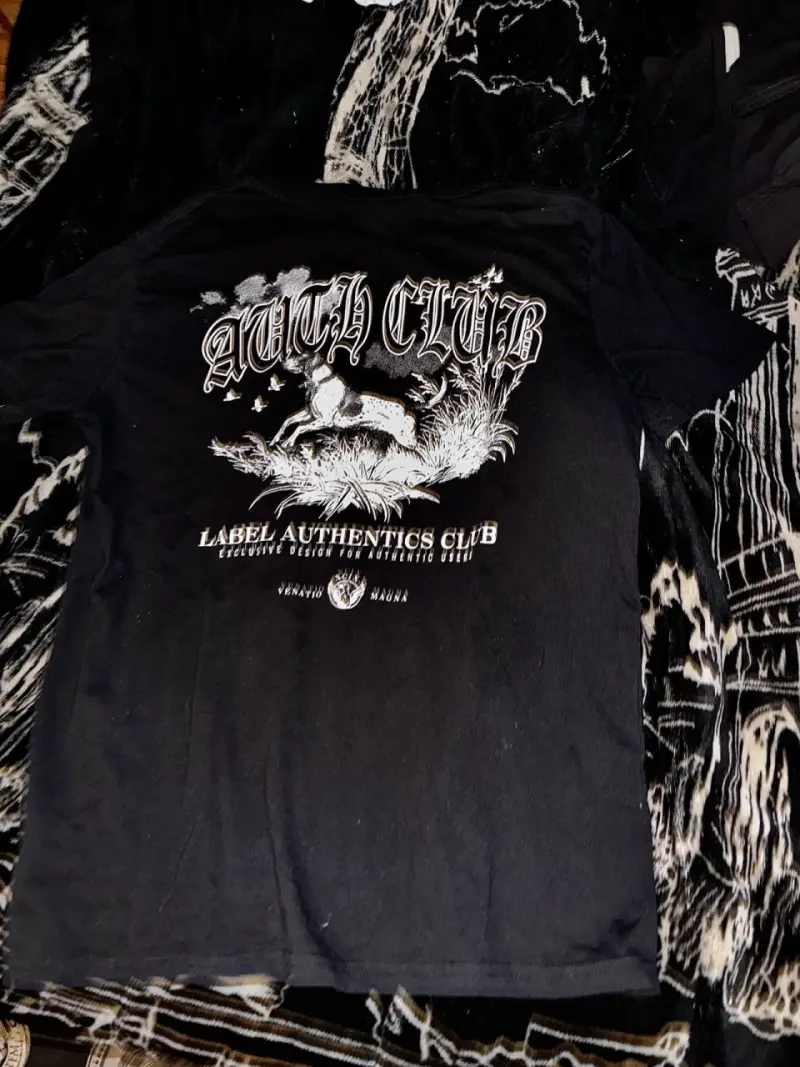Polera negra con diseño gráfico Auth Club - 2