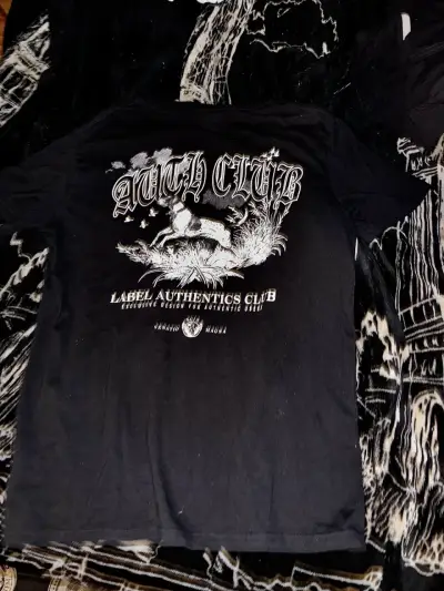 Polera negra con diseño gráfico Auth Club - miniatura 2