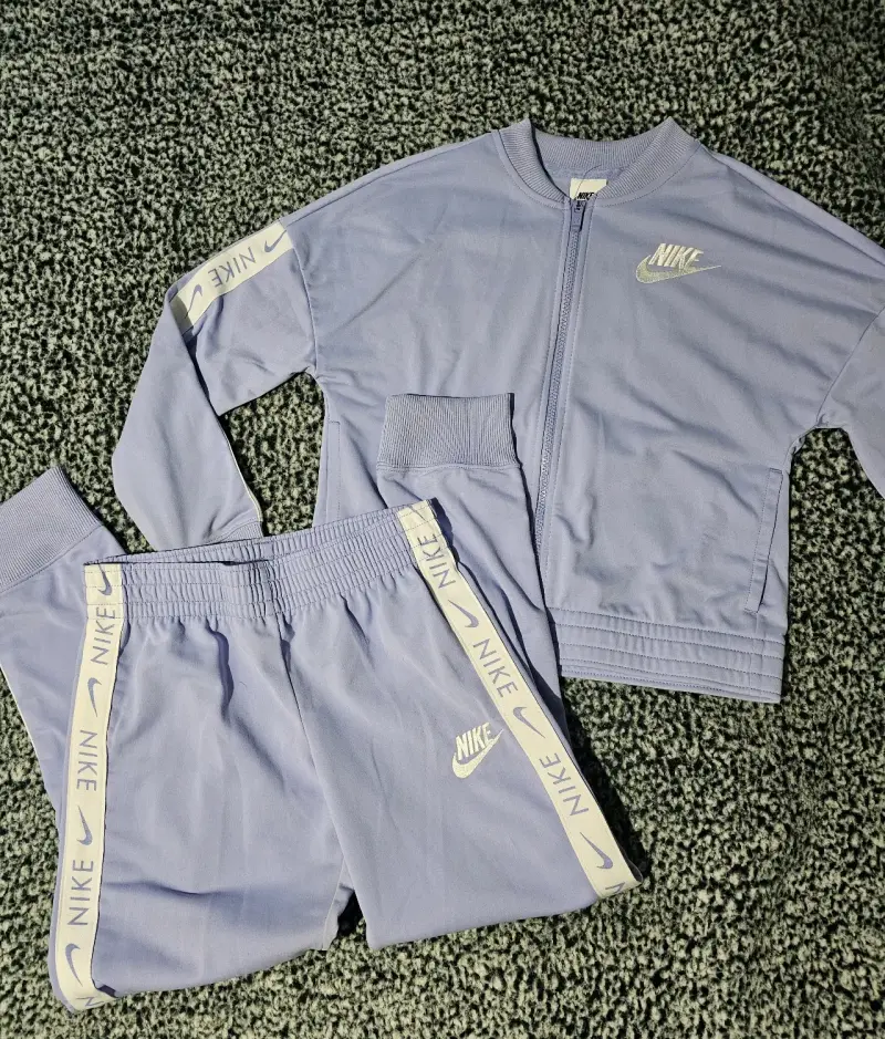 Conjunto deportivo infantil Nike color lila