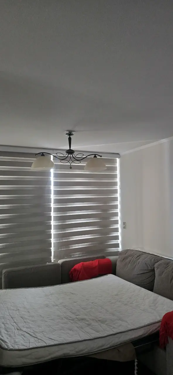 Sofá cama gris con diseño moderno - 1