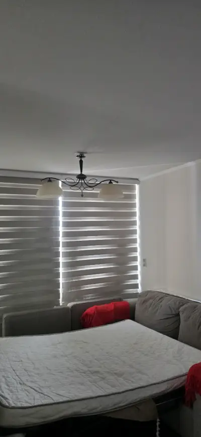 Sofá cama gris con diseño moderno - miniatura 1