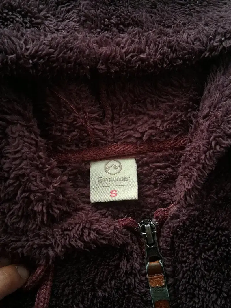 Chaqueta de felpa con capucha color burdeos - 2