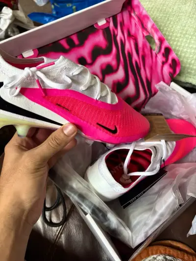 Zapatillas de fútbol Nike rosas con diseño moderno - miniatura 1