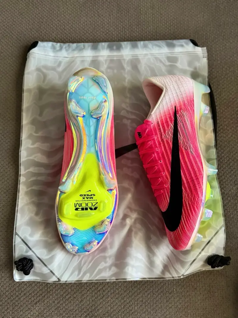 Zapatillas de fútbol Nike rosas con diseño moderno - 2