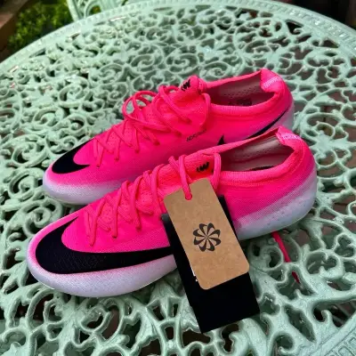 Zapatillas de fútbol Nike rosas con diseño moderno - miniatura 3