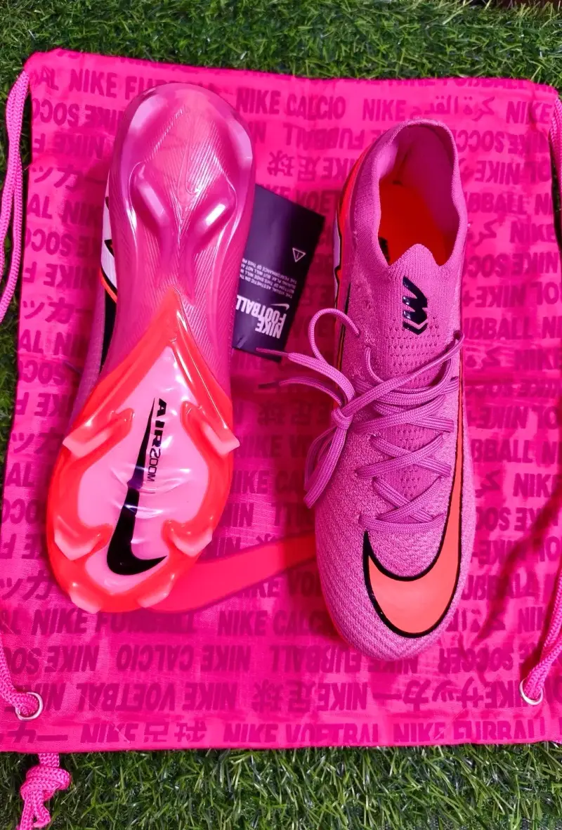 Zapatillas de fútbol Nike rosas con diseño moderno - 4