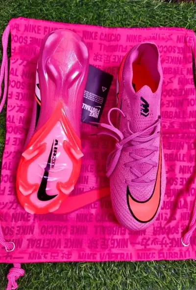 Zapatillas de fútbol Nike rosas con diseño moderno - miniatura 4
