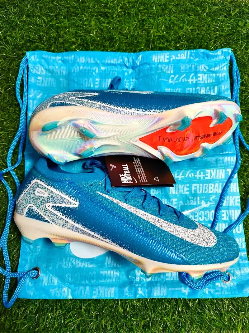 Zapatillas de fútbol Nike rosas con diseño moderno - 6