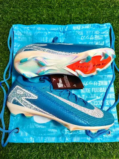 Zapatillas de fútbol Nike rosas con diseño moderno - miniatura 6