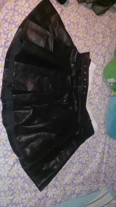 Falda corta negra de cuero sintético - miniatura 1