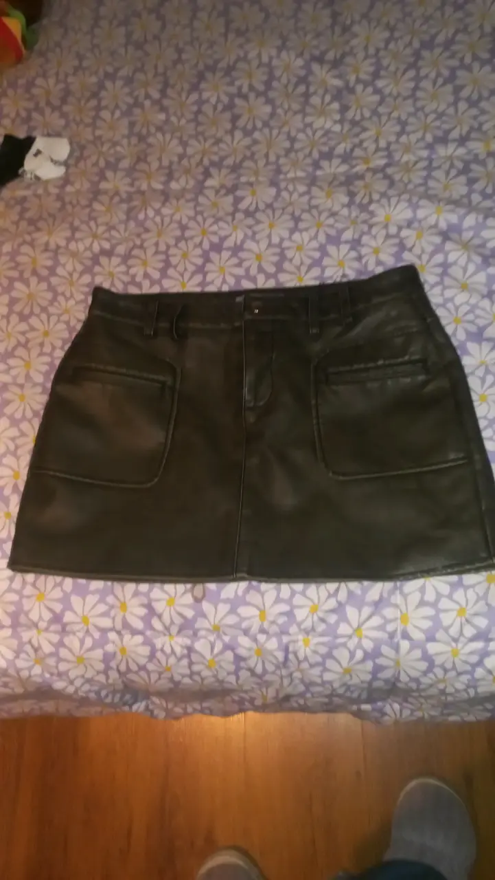 Falda corta negra de cuero sintético - 1