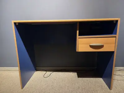 Escritorio de madera con cajón y estante - miniatura 1