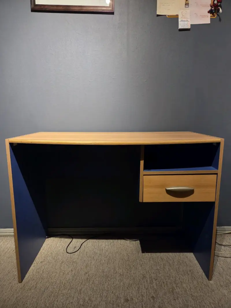 Escritorio de madera con cajón y estante - 2