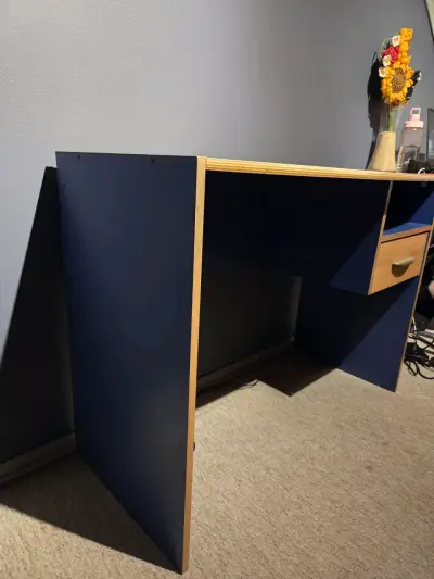 Escritorio de madera con cajón y estante - miniatura 3