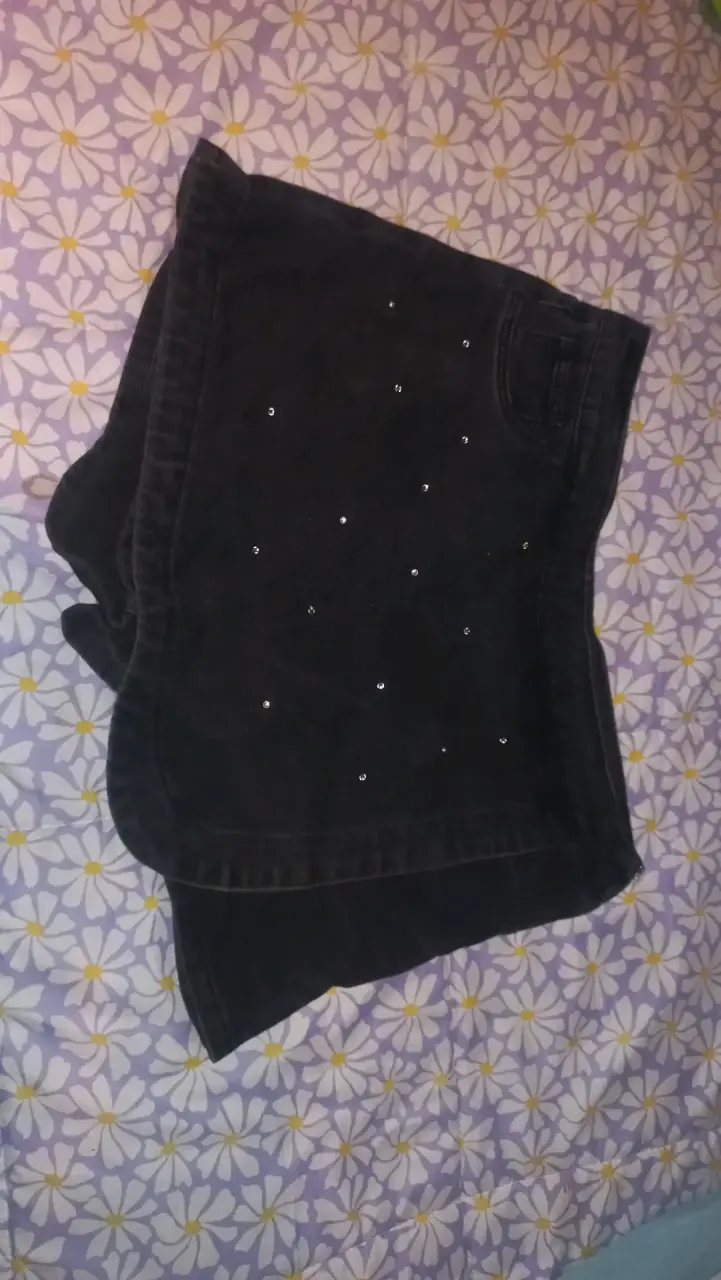 Shorts de mezclilla negros con detalles brillantes - 1