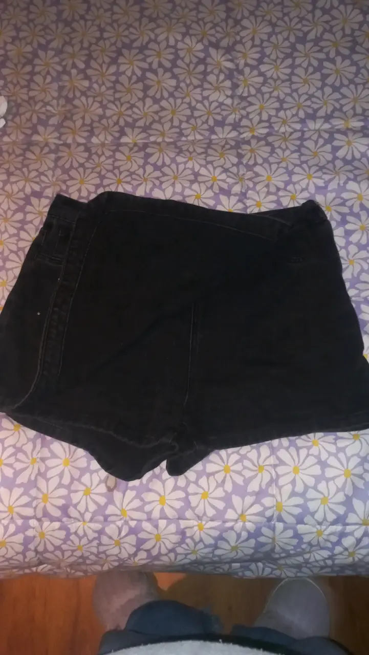 Shorts de mezclilla negros con detalles brillantes - 2
