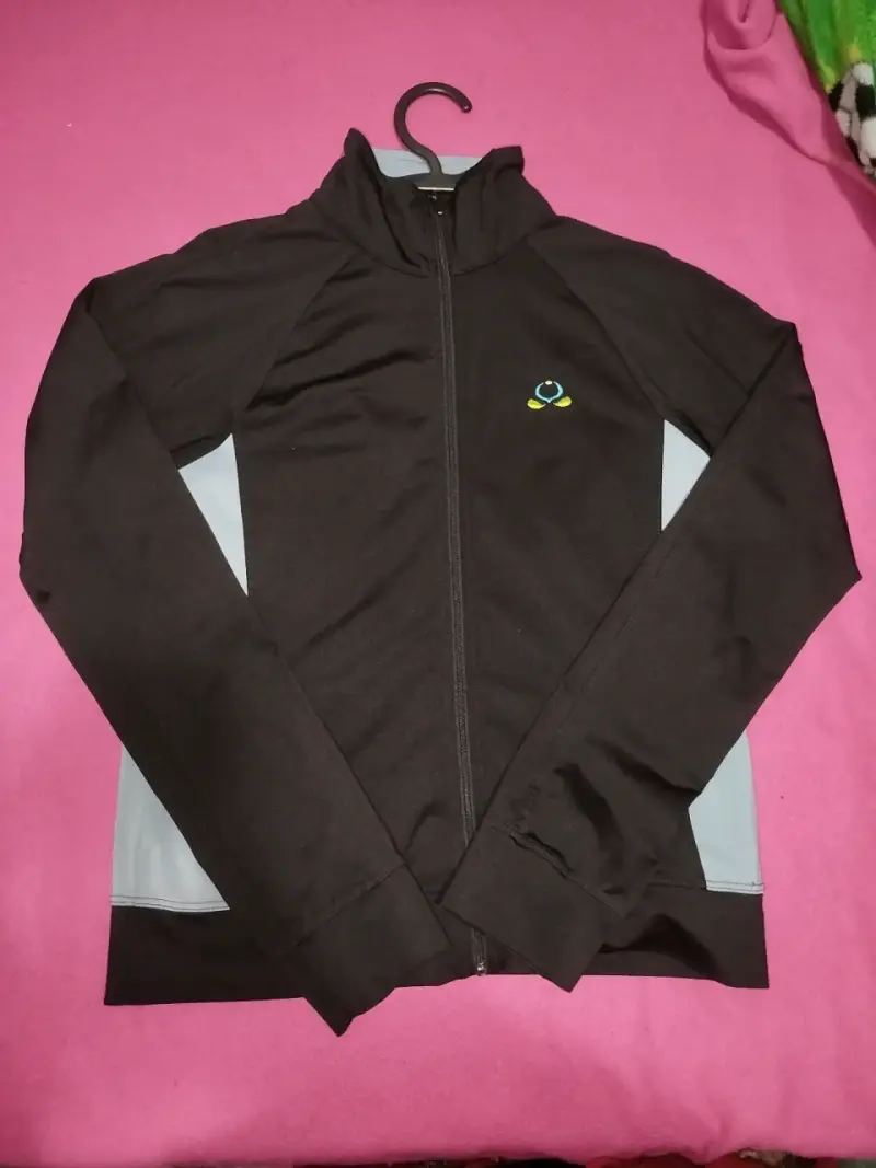 Chaqueta deportiva negra con logo