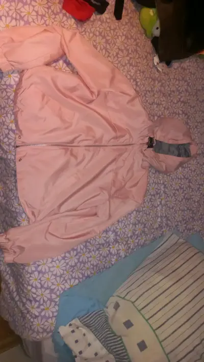 Chaqueta cortaviento rosada con capucha - miniatura 1