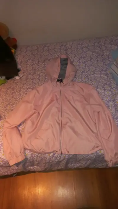 Chaqueta cortaviento rosada con capucha - miniatura 2