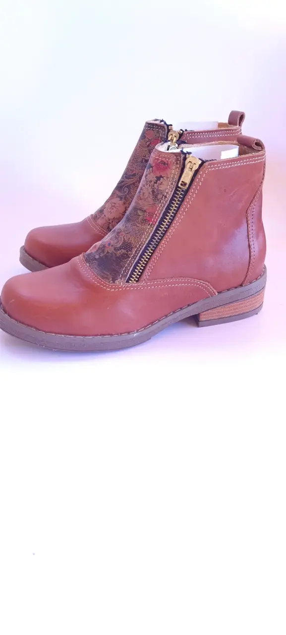 Botines de cuero marrón con cierre floral