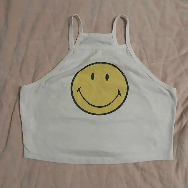Crop top blanco con diseño de cara sonriente