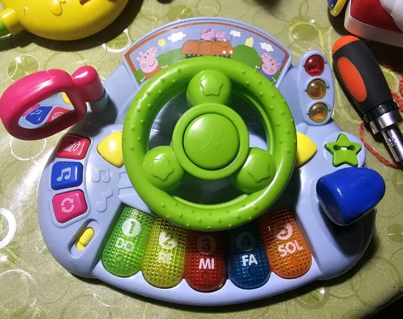 Juguetes musicales infantiles variados - 4