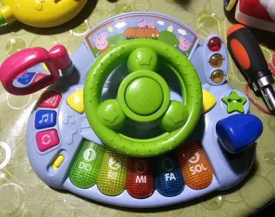 Juguetes musicales infantiles variados - miniatura 4
