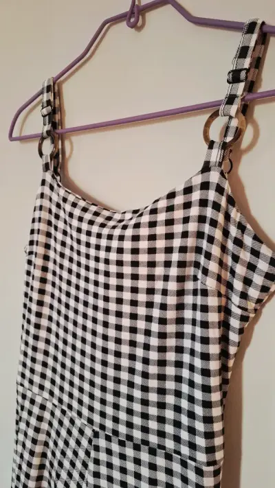 Enterito de cuadros blanco y negro con tirantes ajustables - miniatura 3