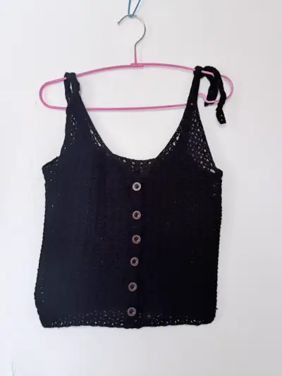 Top tejido negro con botones decorativos - miniatura 4