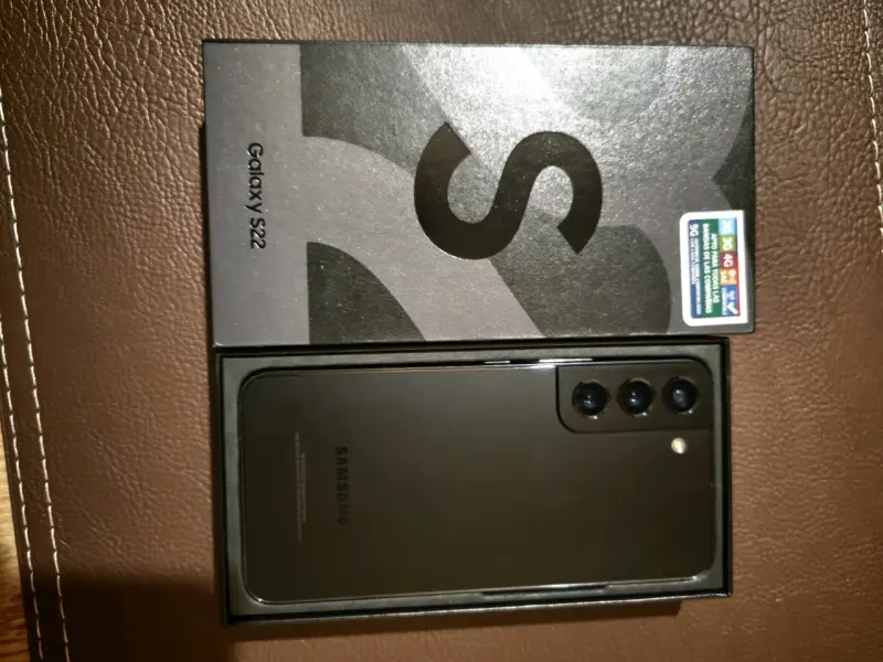 Samsung Galaxy S22 con caja y 5G - 3