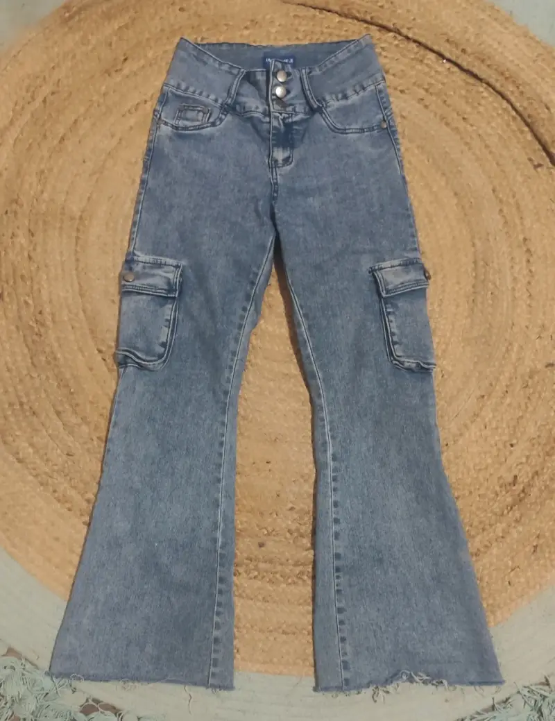 Jeans acampanados con bolsillos cargo para mujer - 1