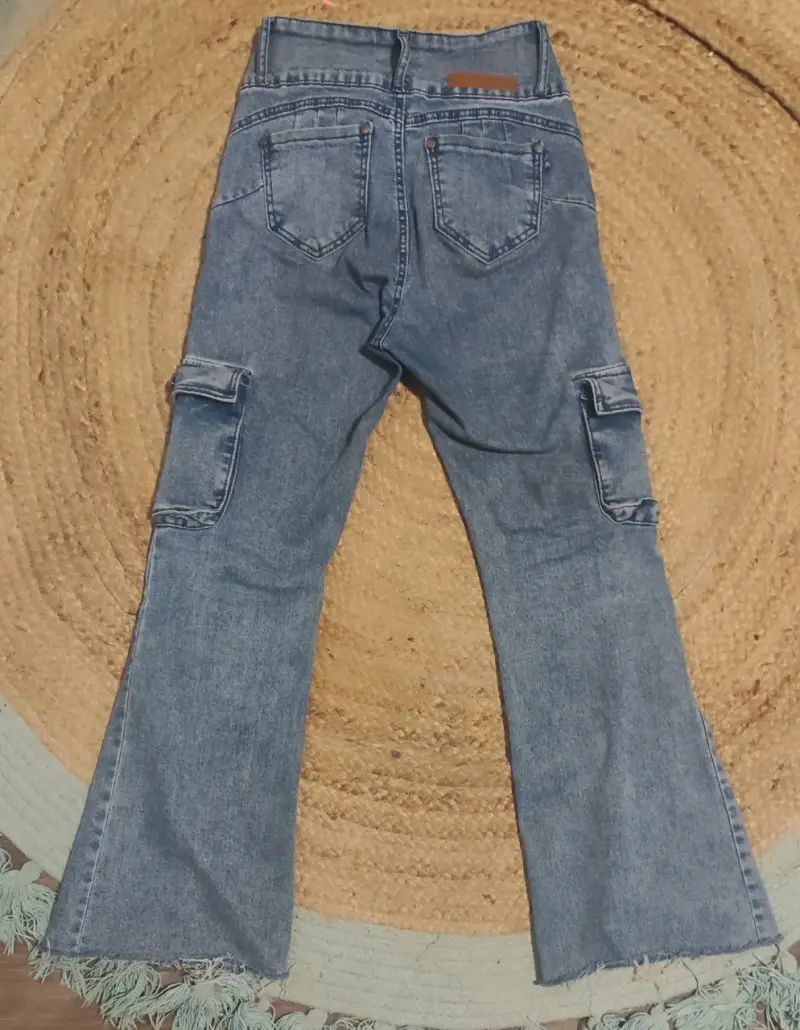 Jeans acampanados con bolsillos cargo para mujer - 2