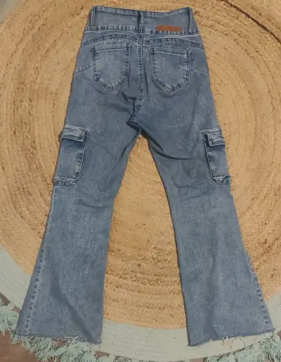 Jeans acampanados con bolsillos cargo para mujer - miniatura 2