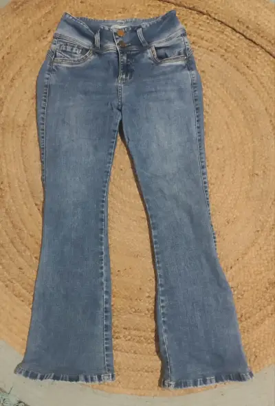 Jeans acampanados de mezclilla azul para mujer - miniatura 1