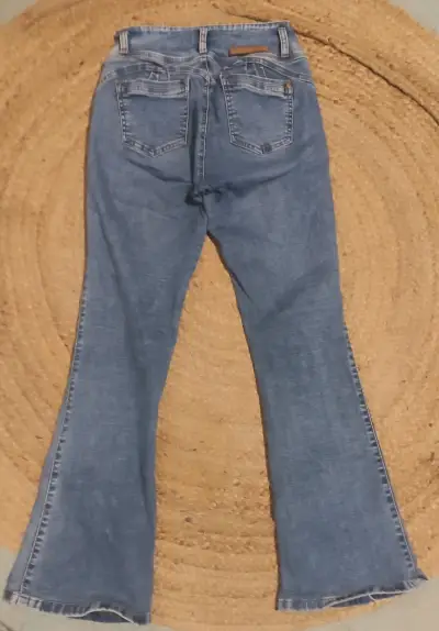 Jeans acampanados de mezclilla azul para mujer - miniatura 2