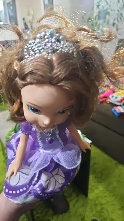 Muñeca Princesa Sofía con Vestido Morado - miniatura 2