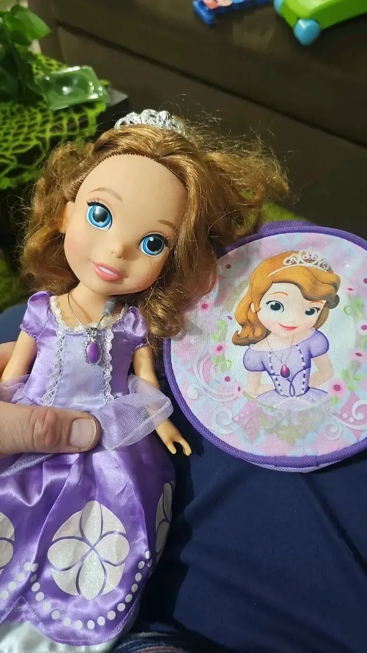 Muñeca Princesa Sofía con Vestido Morado - 3