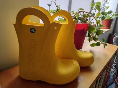 Botas de lluvia amarillas Crocs para niños - miniatura 1