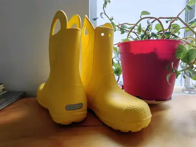 Botas de lluvia amarillas Crocs para niños - miniatura 3
