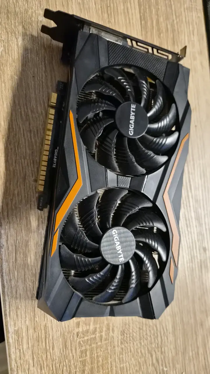 Tarjeta gráfica Gigabyte con doble ventilador - 1