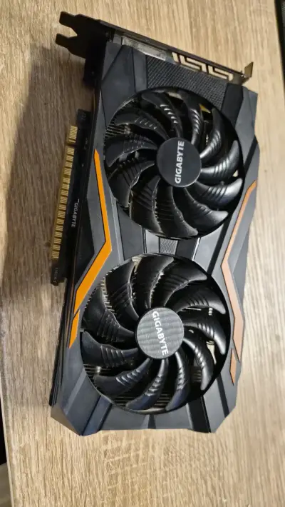 Tarjeta gráfica Gigabyte con doble ventilador - miniatura 1