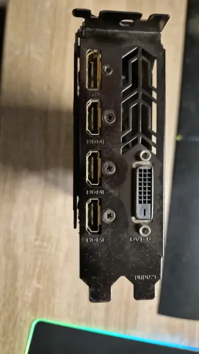 Tarjeta gráfica Gigabyte con doble ventilador - miniatura 2