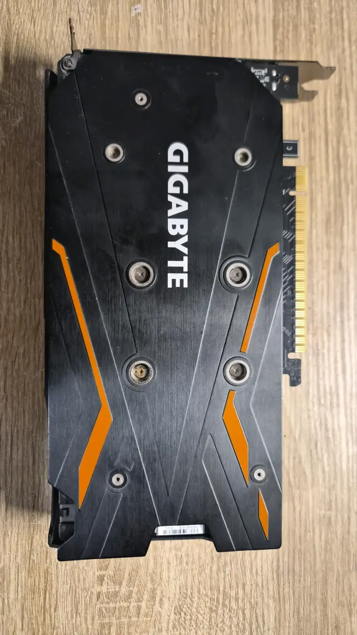 Tarjeta gráfica Gigabyte con doble ventilador - 4