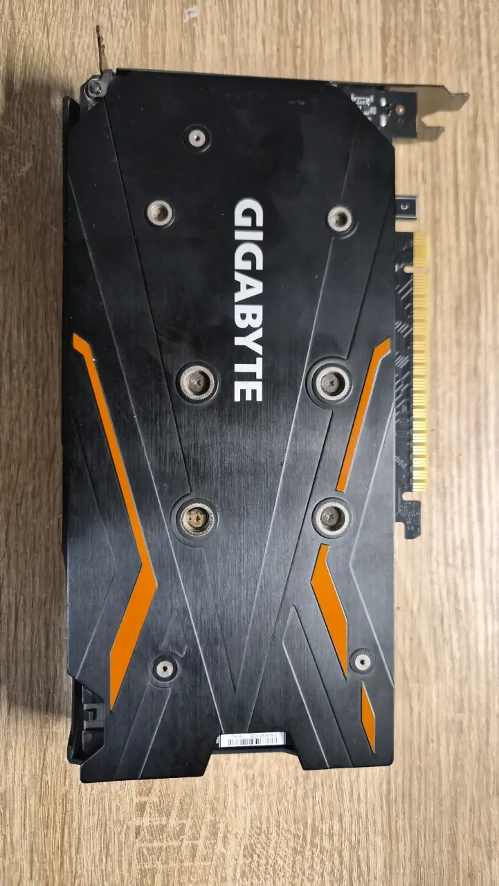Tarjeta gráfica Gigabyte con doble ventilador - 9