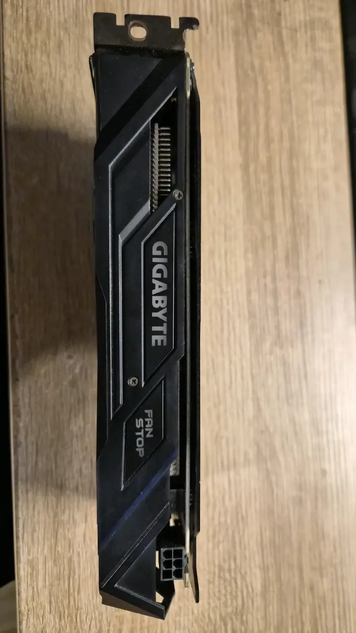 Tarjeta gráfica Gigabyte con doble ventilador - 10