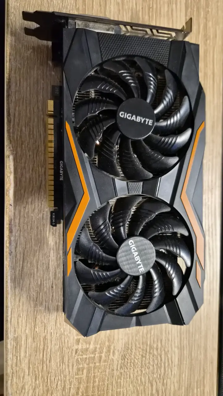 Tarjeta gráfica Gigabyte con doble ventilador - 11