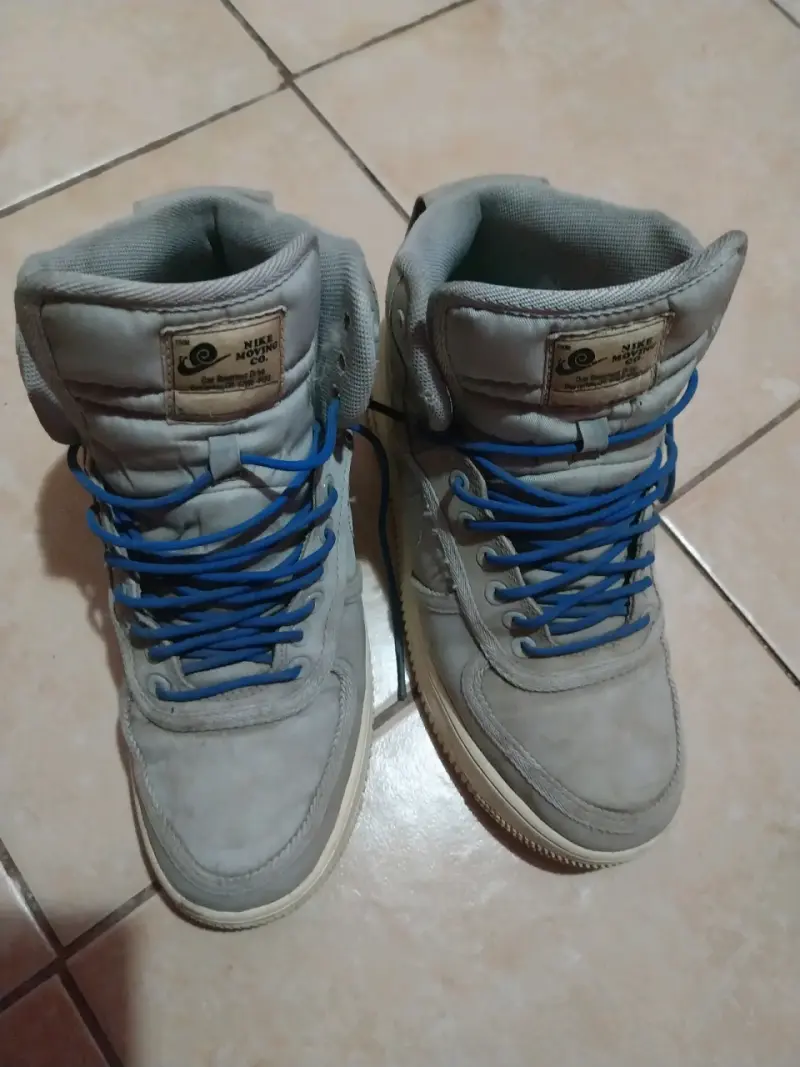 Zapatillas altas grises con cordones azules - 1
